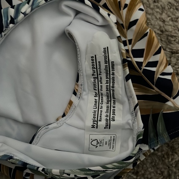 Bundle ***SALE*** Brand new with tags Hurley one piece bathing suit. XL - Picture 3 of 7